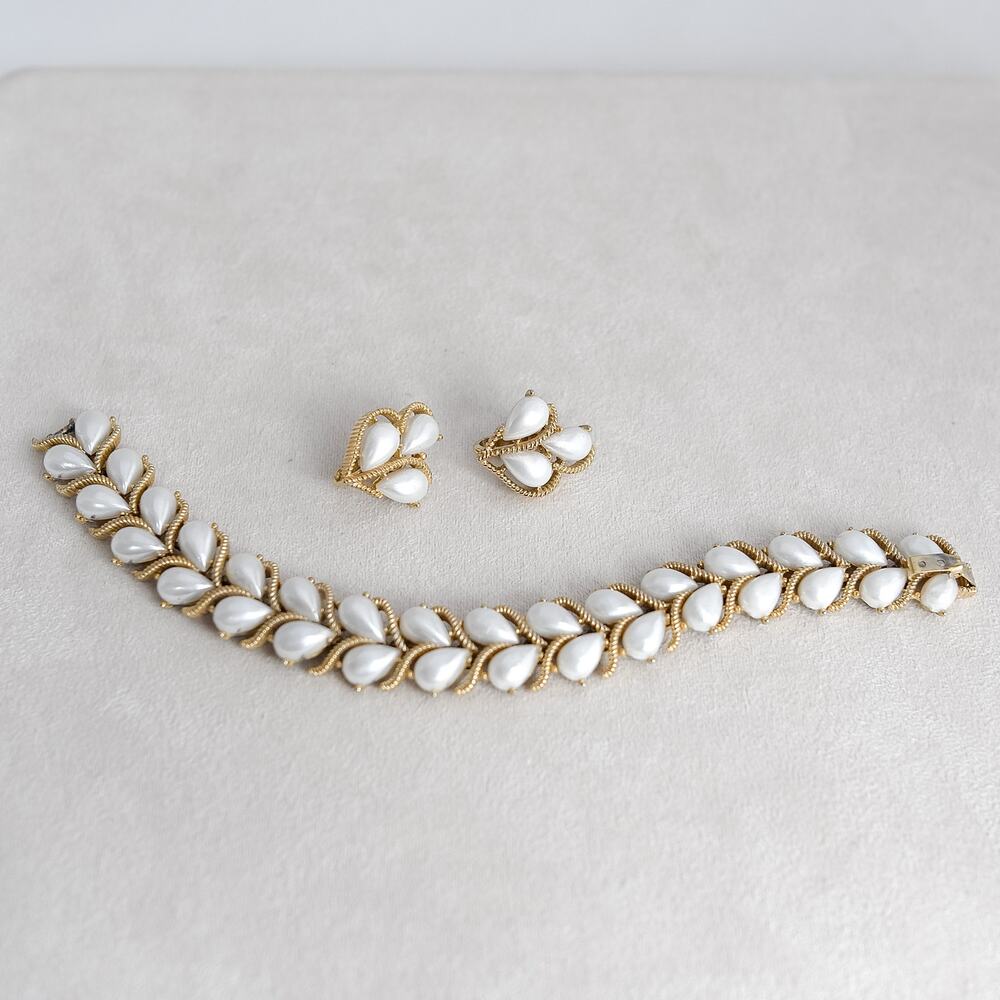 Vintage Crown Trifari Faux Pearl Bracelet Clip On Earrings Set Gold Tone